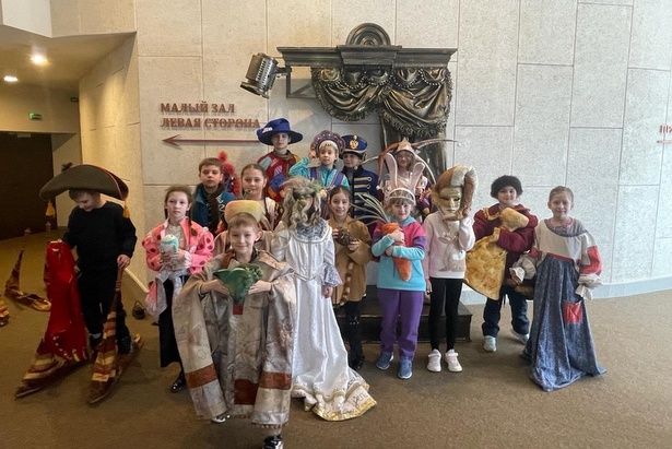 Ученики зеленоградской школы отправились на экскурсию в Ведогонь-театр