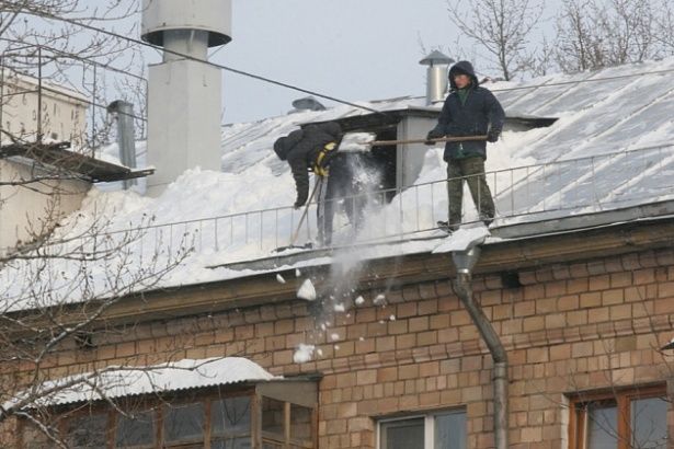 Скатные крыши должны очищаться от снега и сосулек за два дня