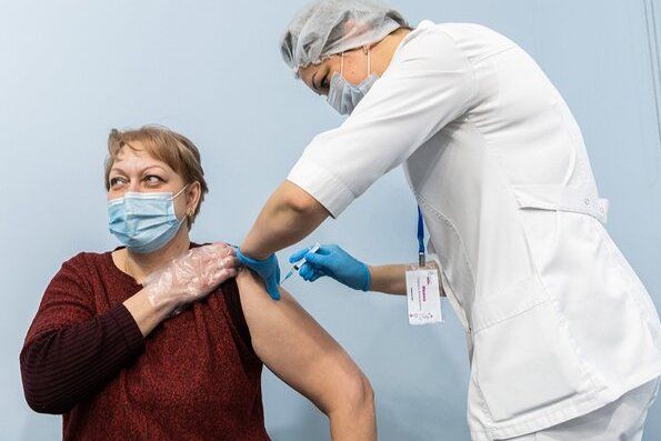 «Это правильно!»: вирусолог поддержал программу поощрения вакцинации для старшего поколения