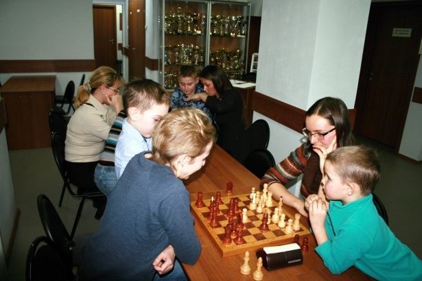 Юные гроссмейстеры помогли мамам и бабушкам в борьбе за титул «Шахматной королевы»