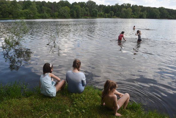 Роспотребнадзор разрешил купаться в Черном и Школьном озёрах