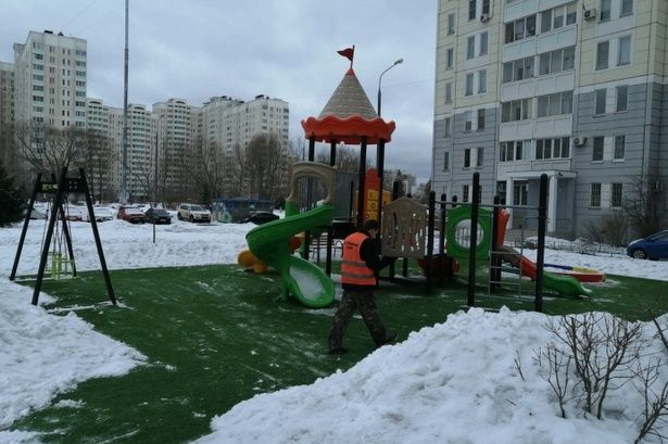 Более 300 кубометров снега вывезли коммунальщики за 17-19 марта