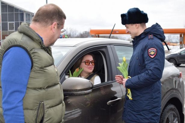 Инспекторы ГИБДД Зеленограда вместе с ОС при УВД поздравили женщин-водителей с 8 Марта