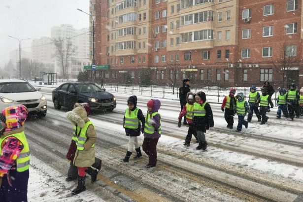 Крюковские первоклашки присоединились к мероприятию ГИБДД "Шагающий автобус"