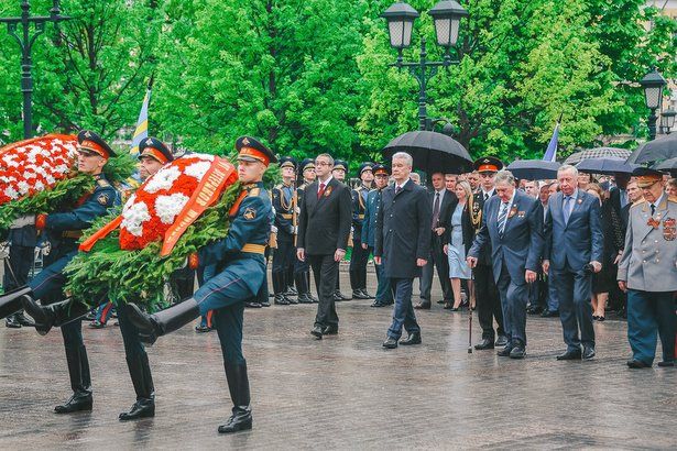 Собянин поздравил ветеранов и горожан с Днем Победы