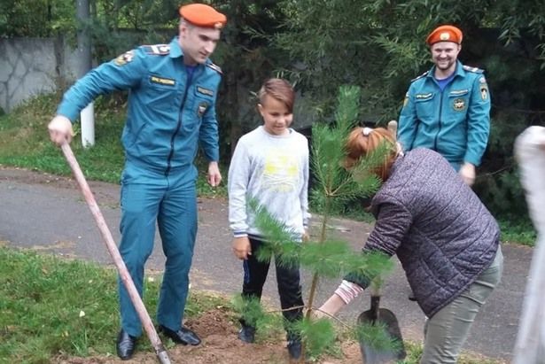 Юные зеленоградцы приняли участие в озеленении пожарной части в Крюково