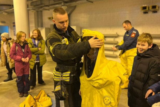 Зеленоградские школьники побывали в пожарно-спасательном отряде