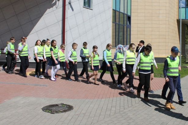 Крюковские школьники прошлись по городу с автоинспекторами