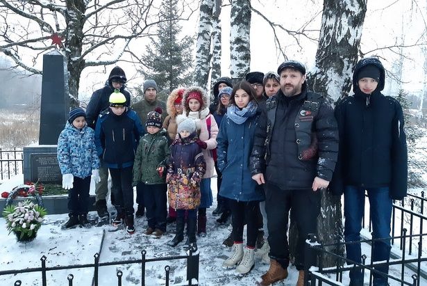 Ребята из Семейного центра «Зеленоград» привели в порядок мемориал в Медведках