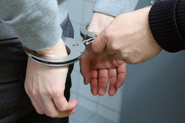 Двоих сотрудников столичного ОМВД по району Митино арестовали за взятку