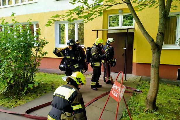 В школах Зеленограда пожарные проводят занятия с учениками и персоналом