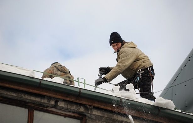 27 скатных крыш зданий в районе Крюково очищено спецбригадами