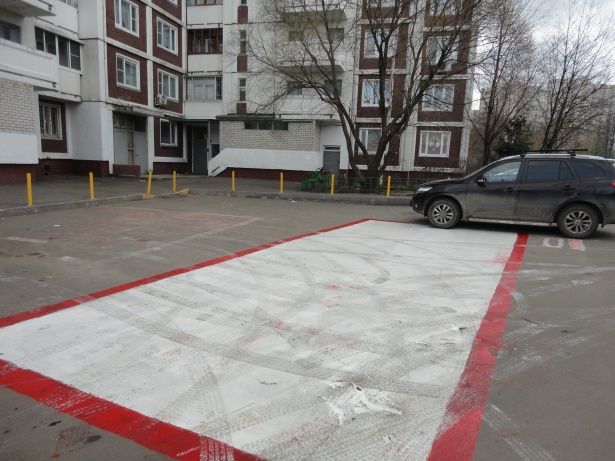 Во дворах района Крюково началась покраска мест парковки пожарной спецтехники 