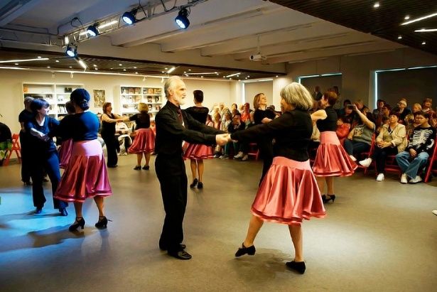 В Центрах Московского долголетия проходят занятия по народным танцам