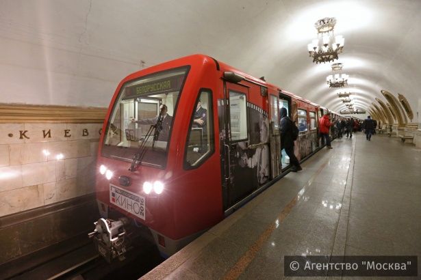 Поезд на автопилоте готовится выйти на маршрут в московском метро