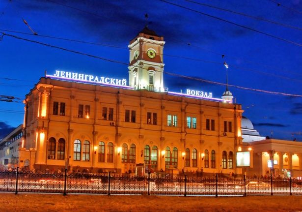 Более 400 человек эвакуировали утром с Ленинградского вокзала