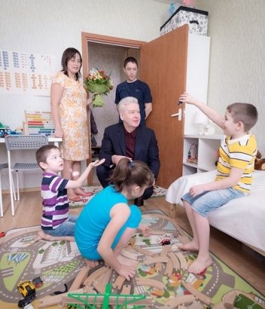 Сергей Собянин призвал москвичей активнее участвовать в усыновлении сирот