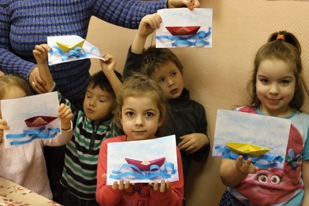 Крюковские малыши сделали объемные поздравительные открытки папам
