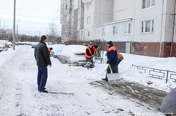 В районе Крюково продолжается очистка территории от снега