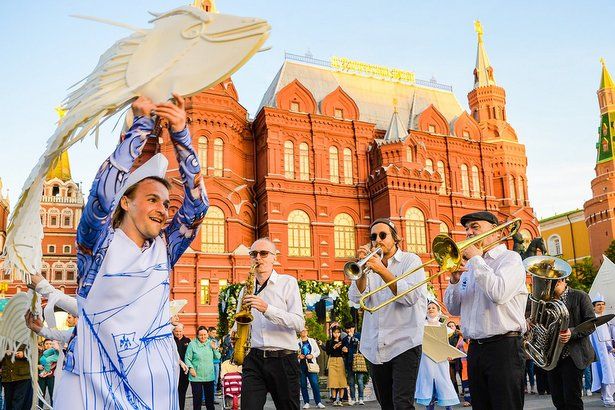 Собянин: В «Николин день» москвичи запустили 3300 бумажных корабликов