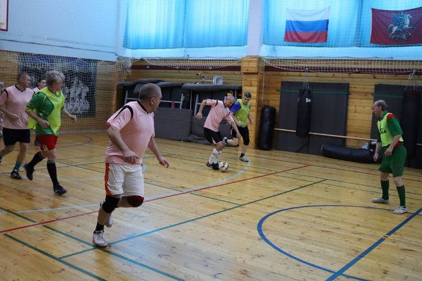 Команда ветеранов «Андреевка» стала лучшей на очередном туре первенства по мини-футболу