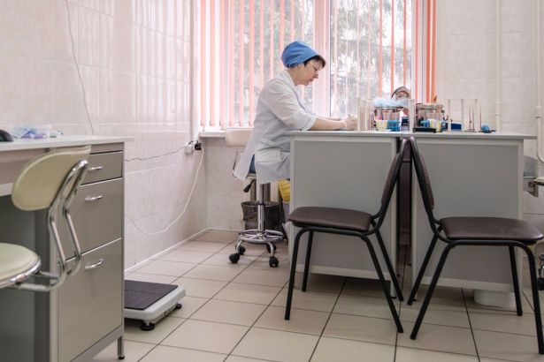 С сегодняшнего дня поликлиники Москвы выдают медсправки в школу без выходных
