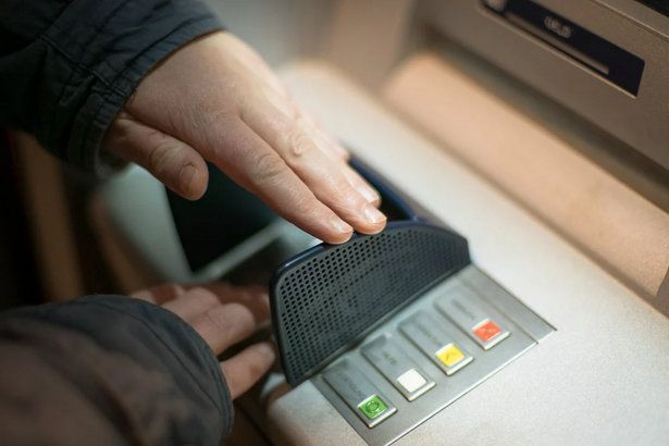 Двое мужчин украли с банковской карты крюковчанина 40 000 рублей
