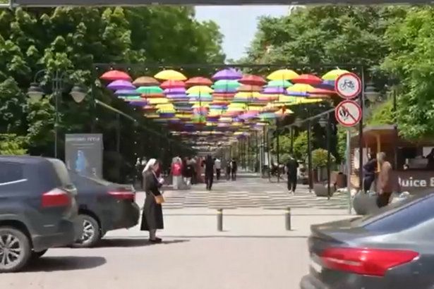 В Грозном на бульваре Эсамбаева появилось 3196 зонтиков