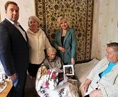 Двум пожилым жителям Зеленограда вручили юбилейные медали