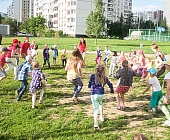 Маленькие жители Крюково с родителями в День защиты детей участвовали в веселых эстафетах