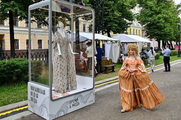 На площадках фестиваля «Модная столица» можно увидеть костюмы разных эпох