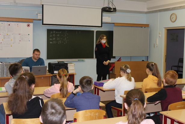 Зеленоградские полицейские провели профилактические лекции в школе