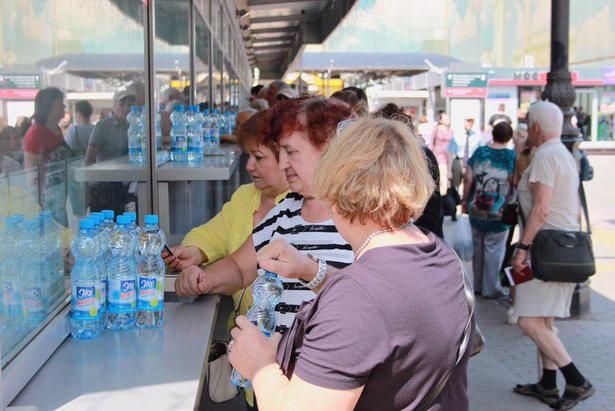 Зеленоградским пассажирам электричек раздают прохладную воду