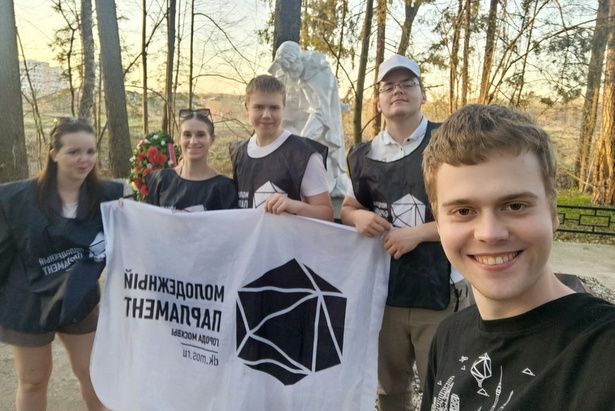 Молодёжь Зеленограда ухаживает за захоронениями героев войны
