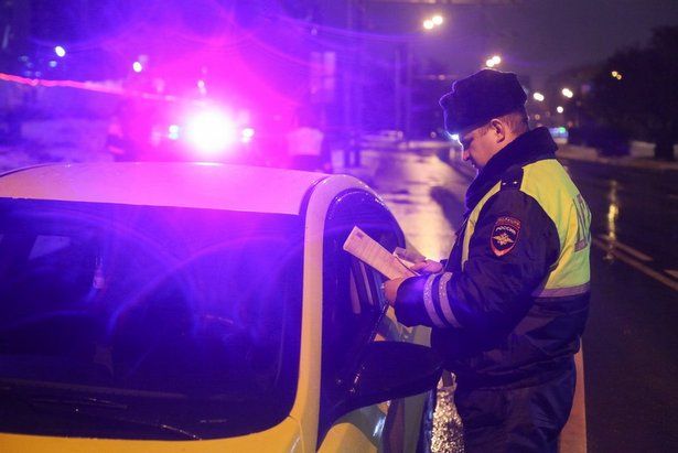 Сотрудники ОГИБДД Зеленограда установили водителя, подозреваемого в нарушении правил перевозки людей
