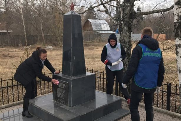 Управа Крюково вместе с молодежью провели уборку на воинских захоронениях