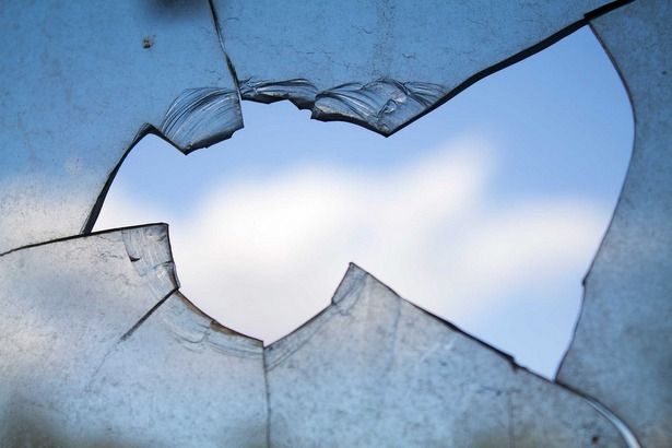 Злоумышленник, разбивший стекло в 16-м микрорайоне, ответит по закону