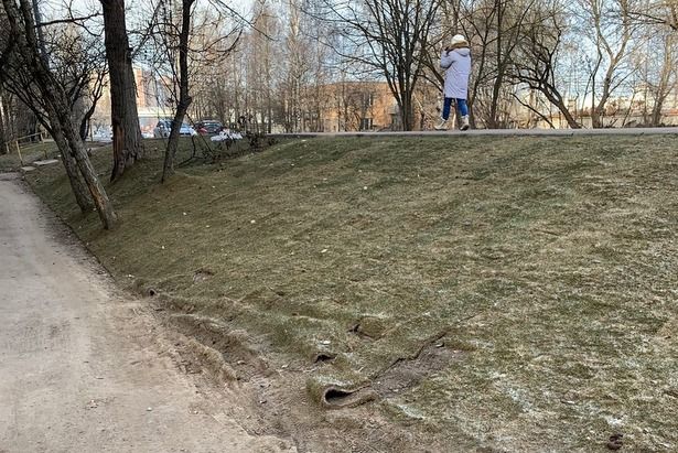 Халтурно сделанный ремонт дороги на улице Заводской в Крюково весной переделают