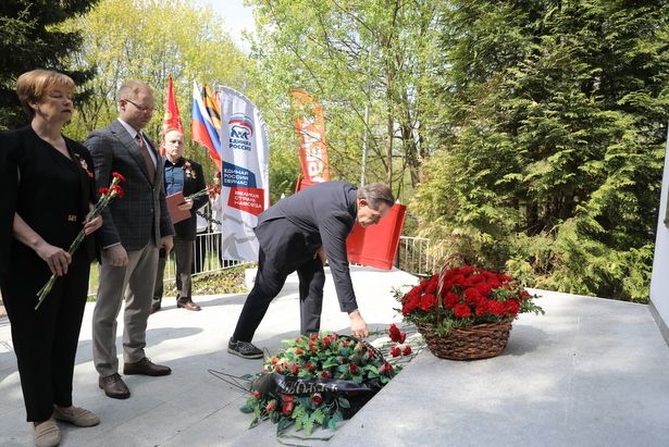 Минута молчания и красные гвоздики — у памятника воинам села Куркино и деревни Юрово состоялась патриотическая акция