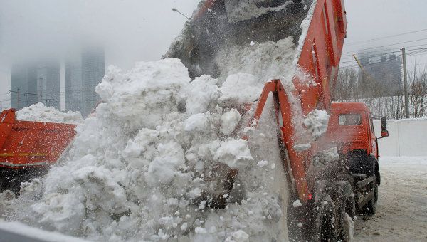 В Крюково продолжается очистка крыш домов от снега и льда
