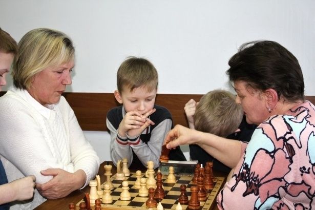 Юные крюковские шахматисты помогли мамам и бабушкам стать гроссмейстерами