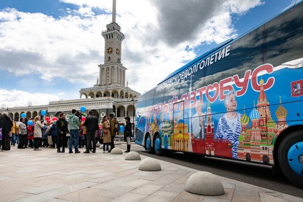 Более 500 человек присоединились к «Московскому долголетию» на промоэксурсии «Доброго автобуса»