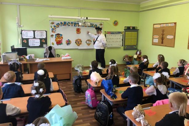 Сотрудники Госавтоинспекции поздравили зеленоградских школьников с Днём знаний