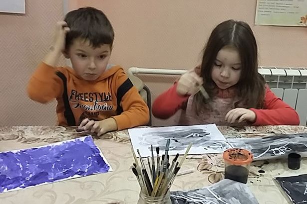 Крюковские дети научились рисовать воском