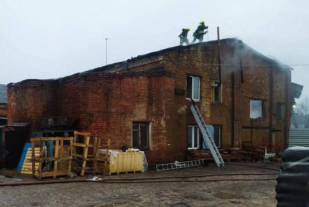 Пожар произошел в здании на Заводской улице