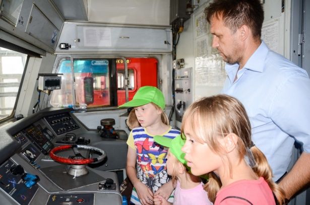 25 июля дети и подростки из ГБУ «Центр поддержки семьи и детства «Зеленоград» познакомились с работой железнодорожников