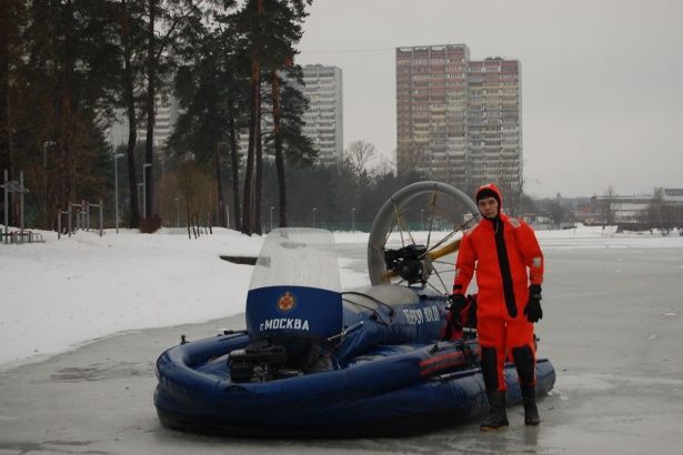 Зеленоградские спасатели проверили толщину льда перед Крещенскими купаниями