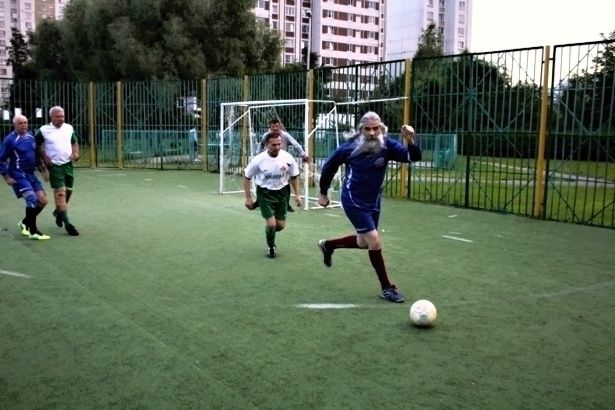 В ветеранском первенстве по мини-футболу состоялись матчи прямых конкурентов