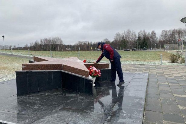 Сотрудниками Зеленоградского Управления ГОиЧС были возложены цветы к мемориалу «Героям-панфиловцам»