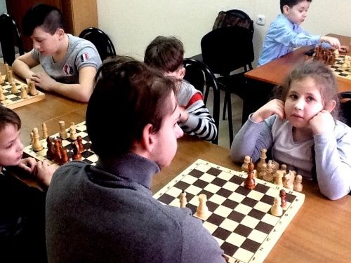 Шахматные баталии захватили крюковчан разных возрастов